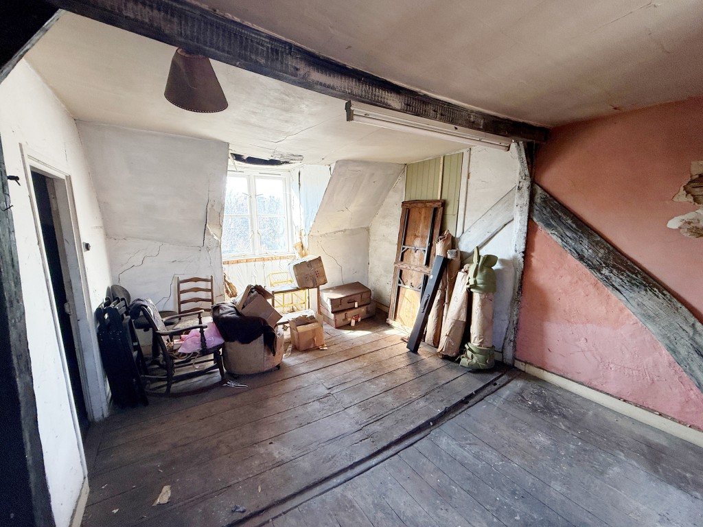 Lot: 25 - MID-TERRACE HOUSE FOR REFURBISHMENT IN DESIRABLE LOCATION - Attic room